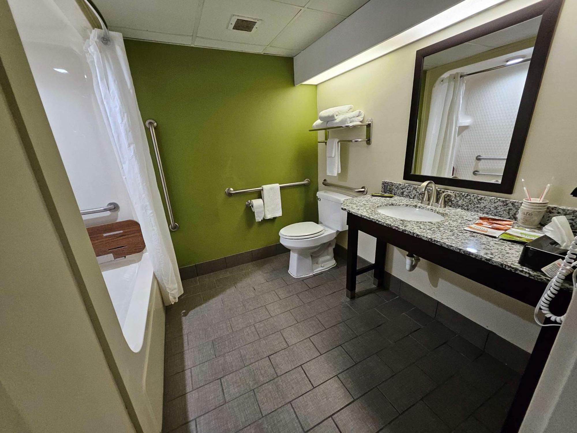 Queen Room with Bath Tub - Mobility Accessible